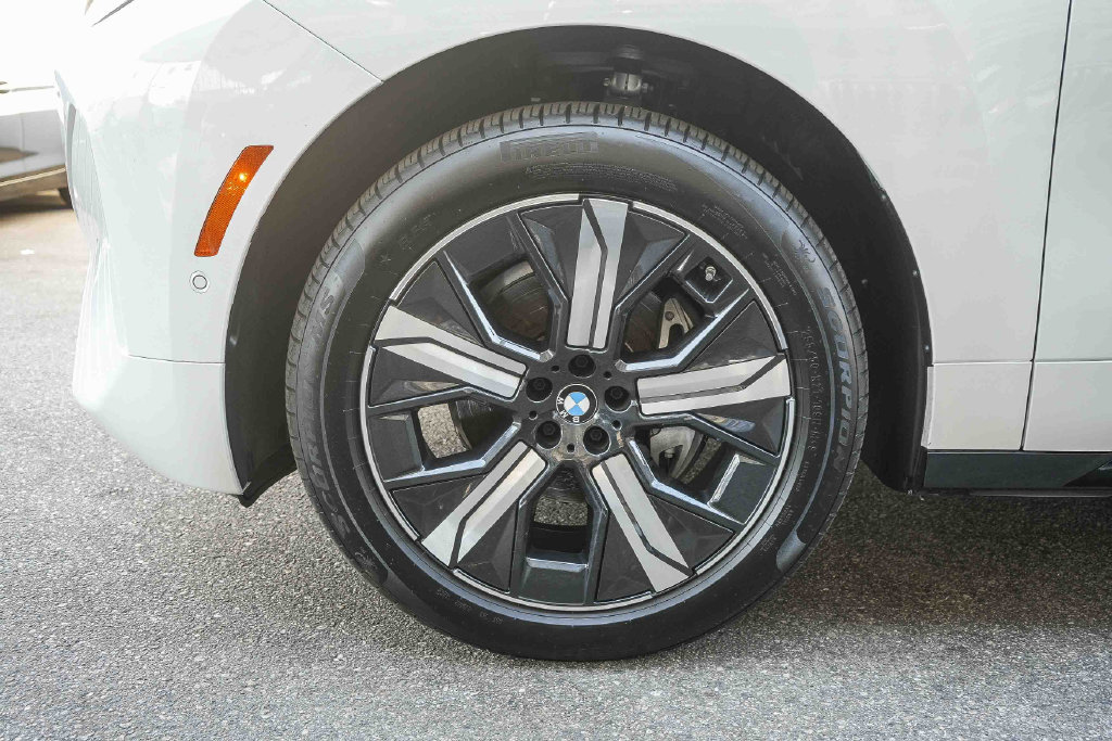 Used 2026 BMW iX xDrive60 AWD/4WD image 9