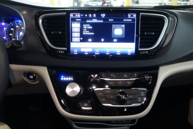 Used 2024 Chrysler Pacifica Touring-L FWD image 14