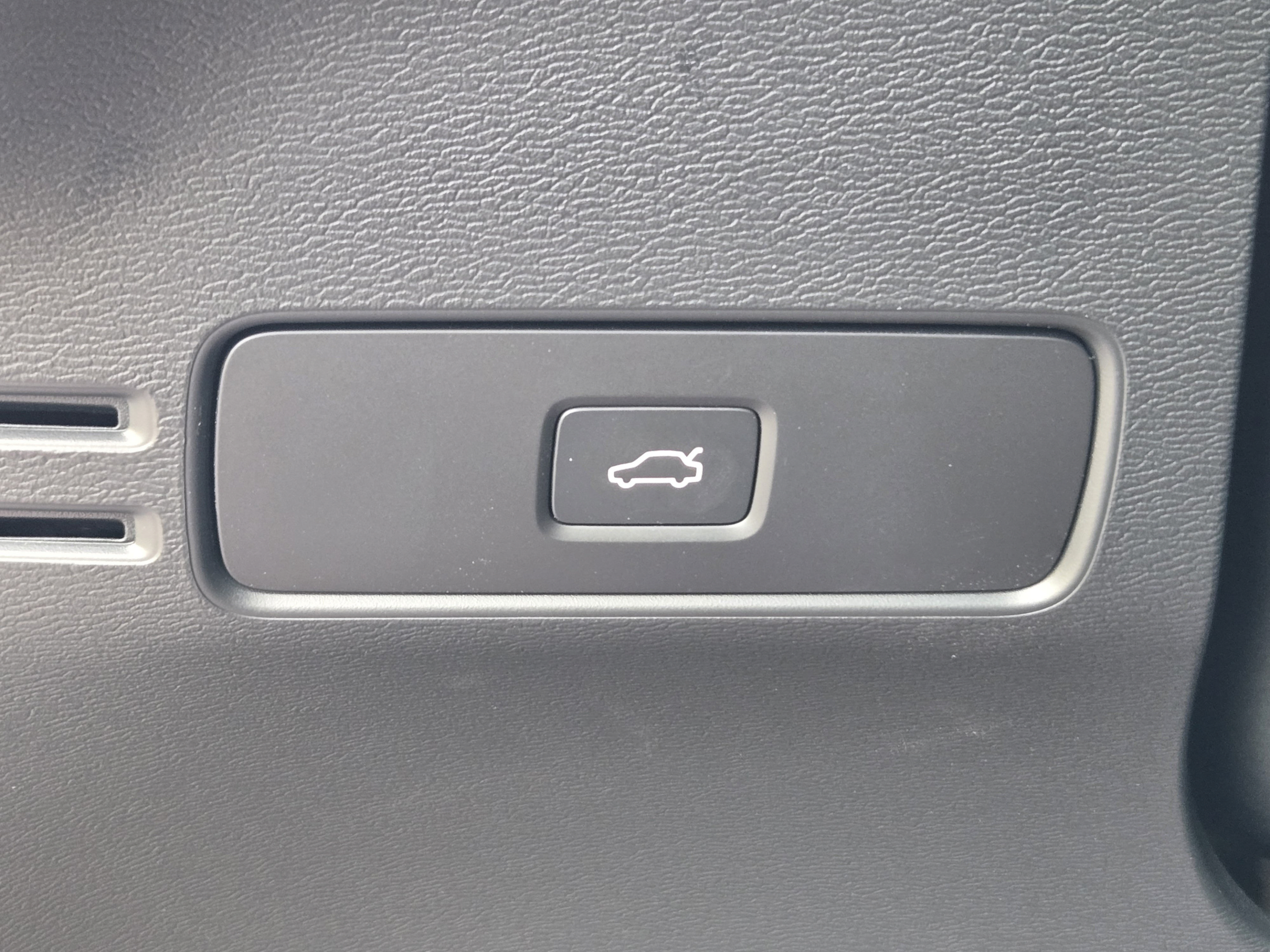 Certified 2026 Volvo XC40 B4 Core w/ Climate Package FWD image 22