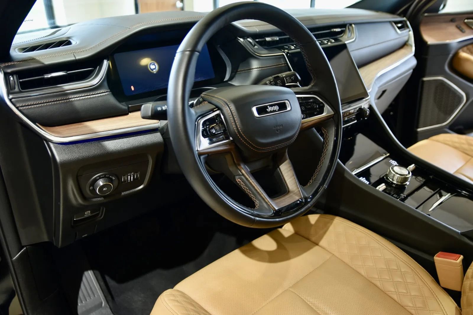 Used 2025 Jeep Grand Cherokee Summit AWD/4WD image 11