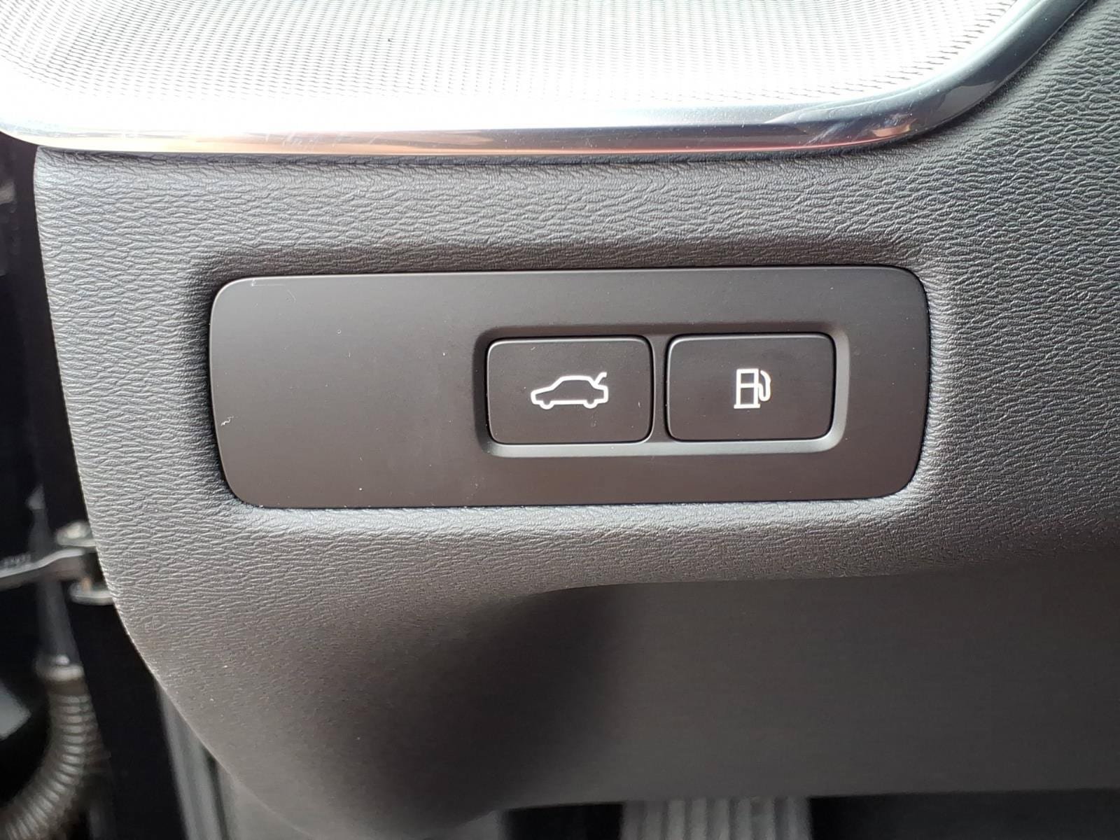 Certified 2024 Volvo XC60 T8 Ultimate w/ Protection Package Premier AWD/4WD image 20
