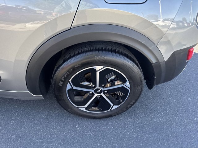 Certified 2025 Kia Niro LX image 15