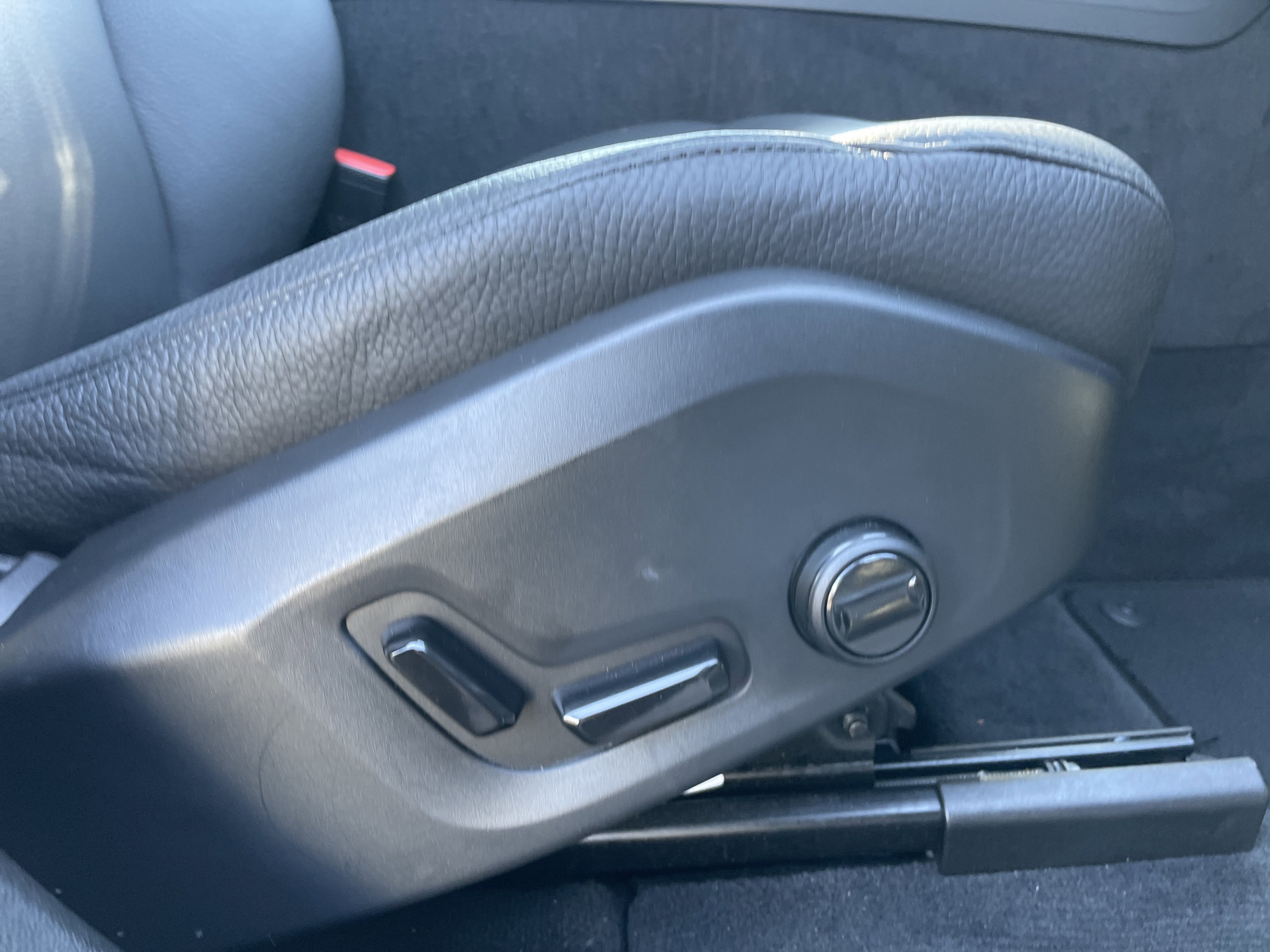 Used 2025 Volvo XC60 B5 Plus image 13