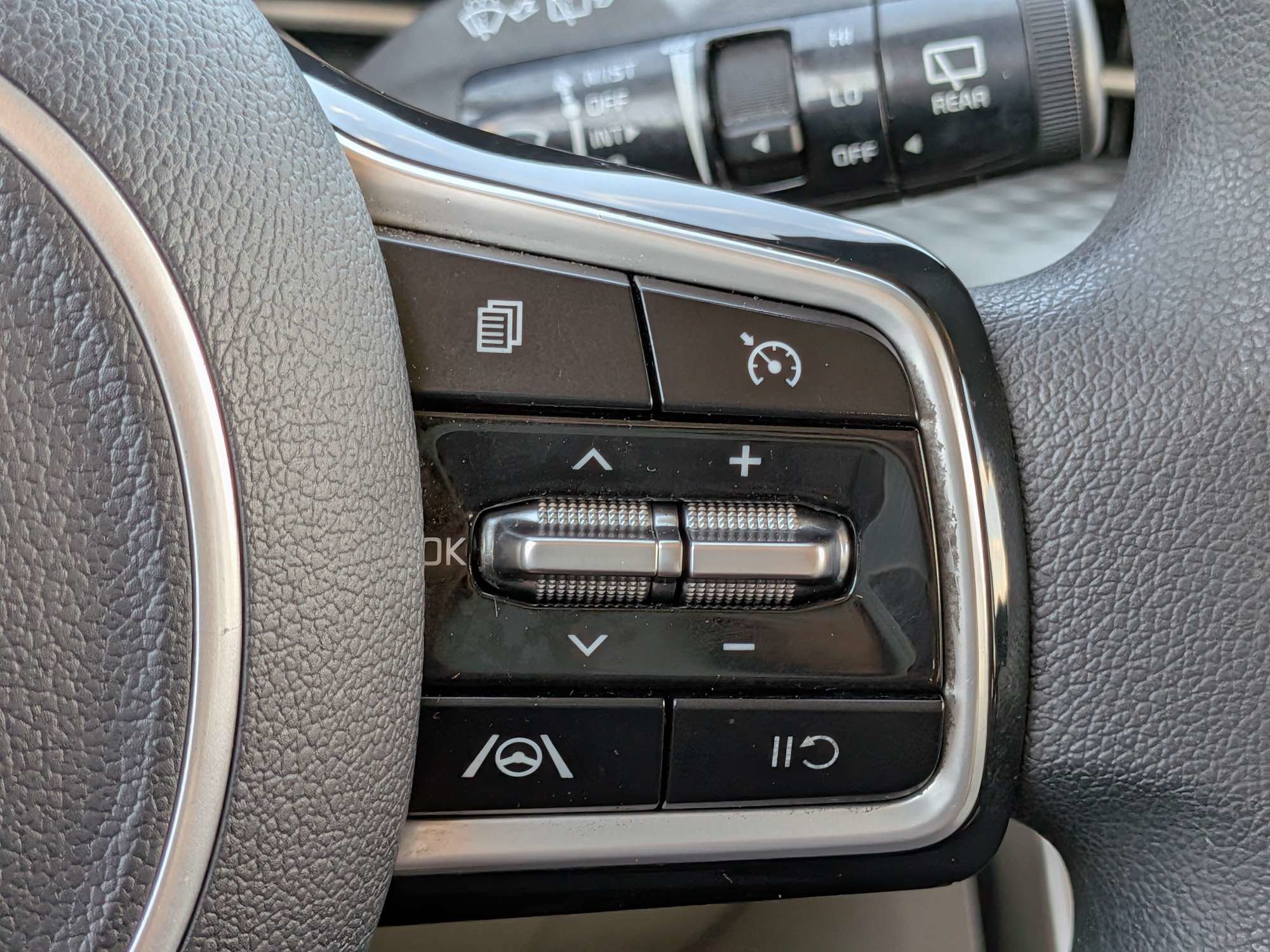 Used 2022 Kia Carnival LX FWD image 34