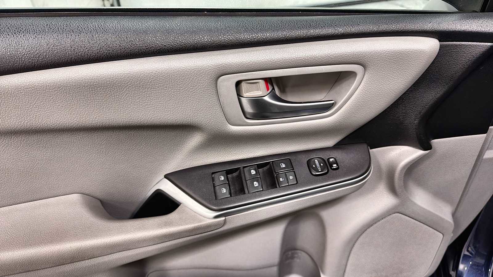 Used 2015 Toyota Camry LE image 15