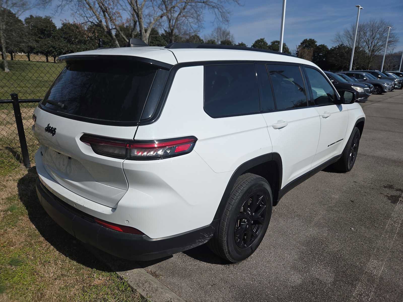 Used 2024 Jeep Grand Cherokee L Laredo image 3