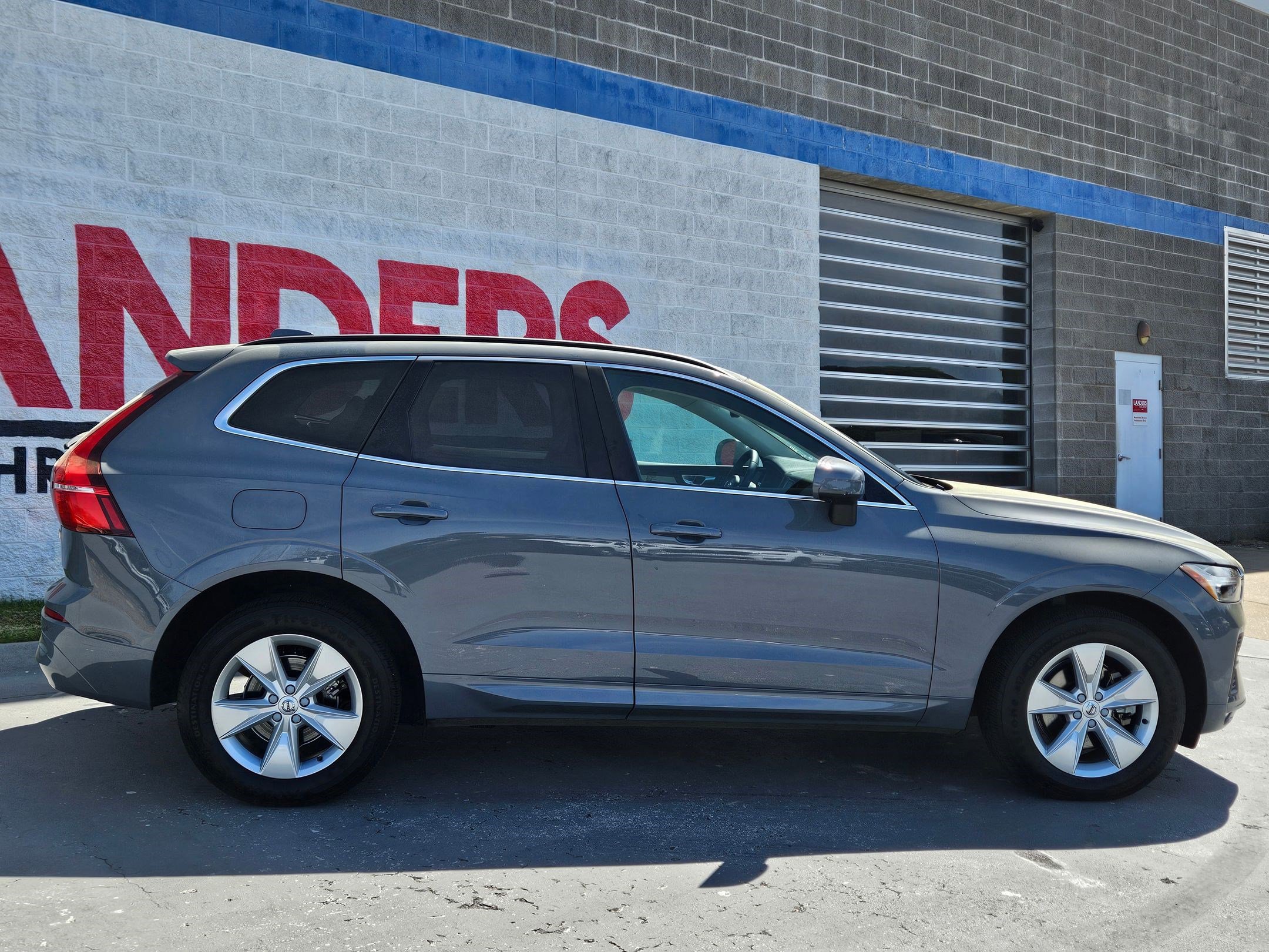 Used 2022 Volvo XC60 B5 Momentum image 8