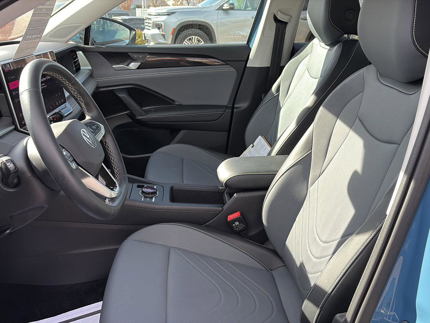 Used 2025 Volkswagen Tiguan SE image 11