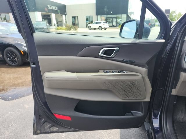 Used 2025 Kia Carnival EX FWD image 13