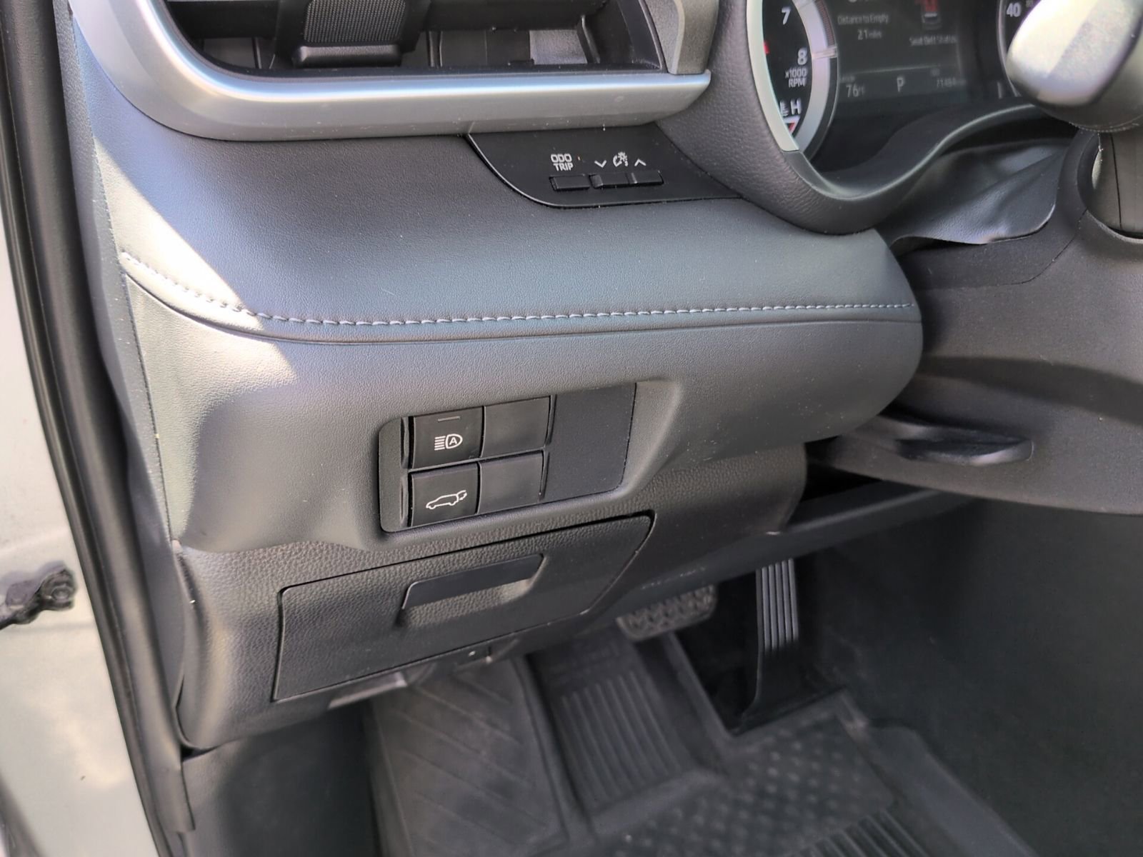 Used 2021 Toyota Highlander XLE AWD/4WD image 17