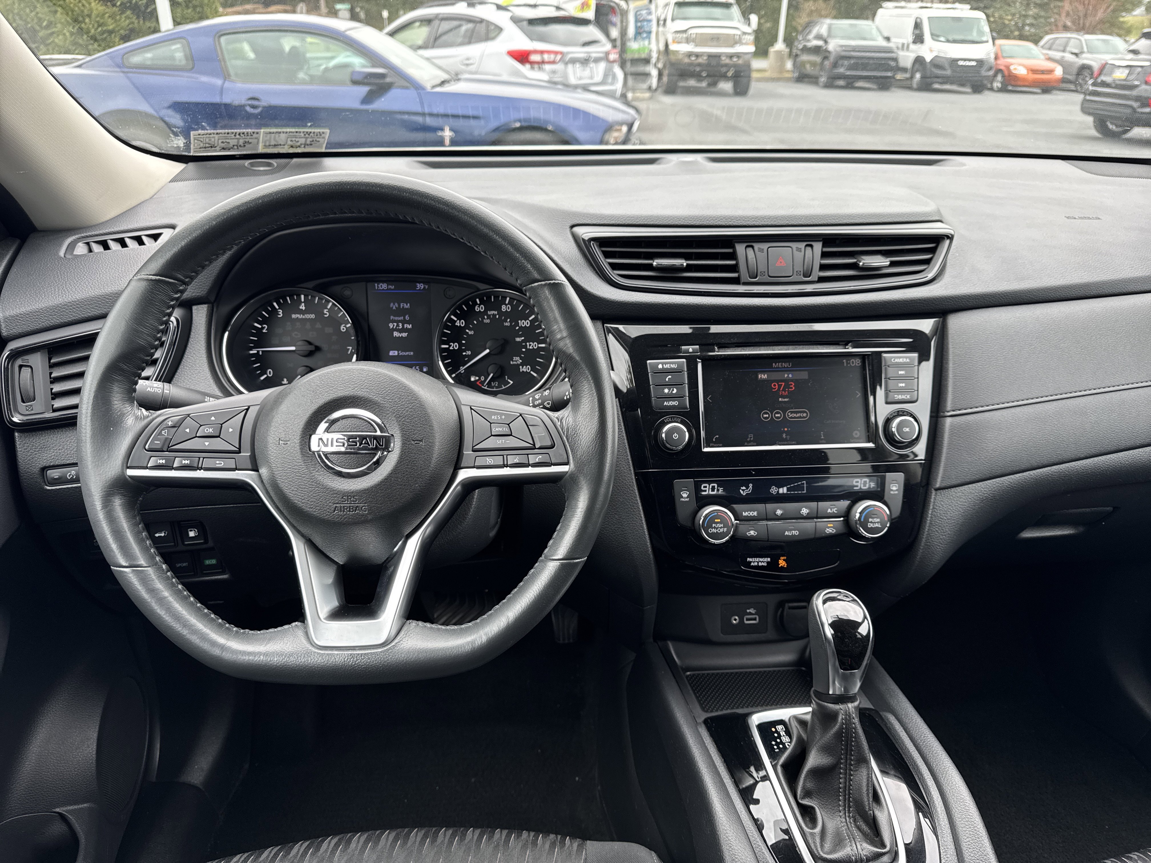 Used 2018 Nissan Rogue SV image 2