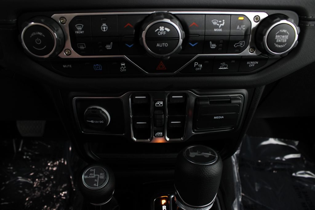Used 2025 Jeep Wrangler Unlimited Sahara w/ Safety Group AWD/4WD image 6