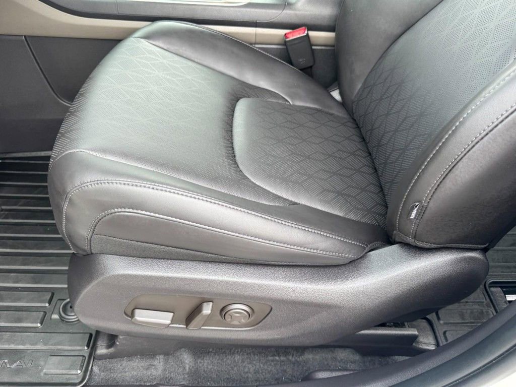 Used 2026 Kia Carnival EX image 14