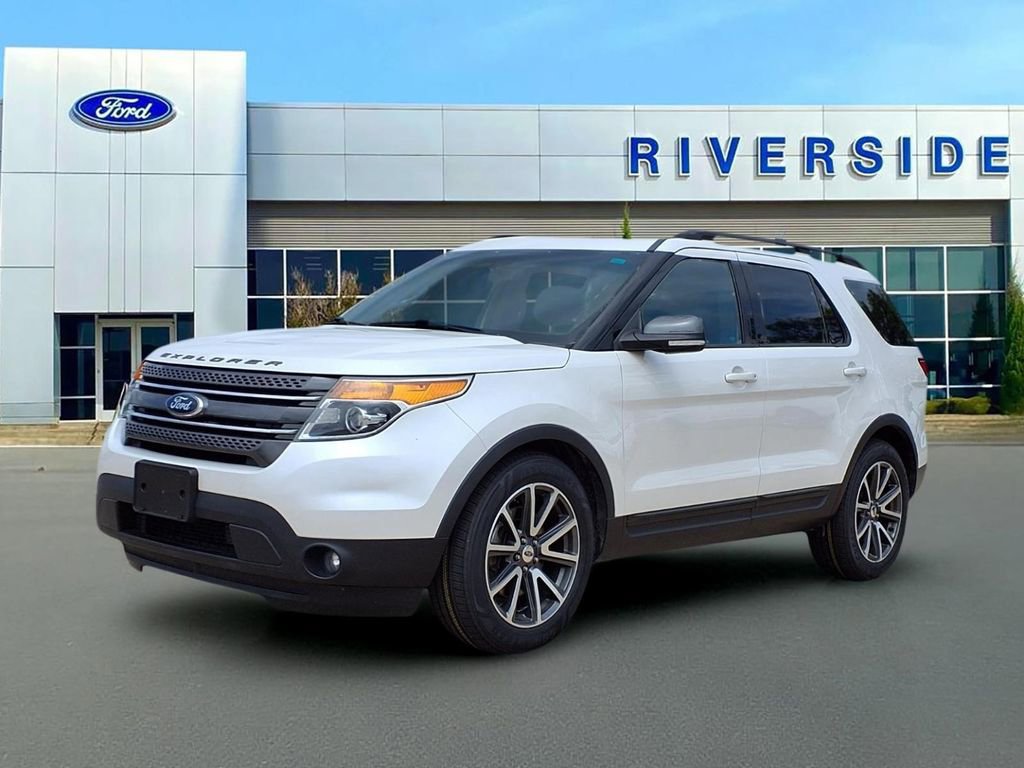 Used 2015 Ford Explorer XLT w/ Equipment Group 202B FWD image 3