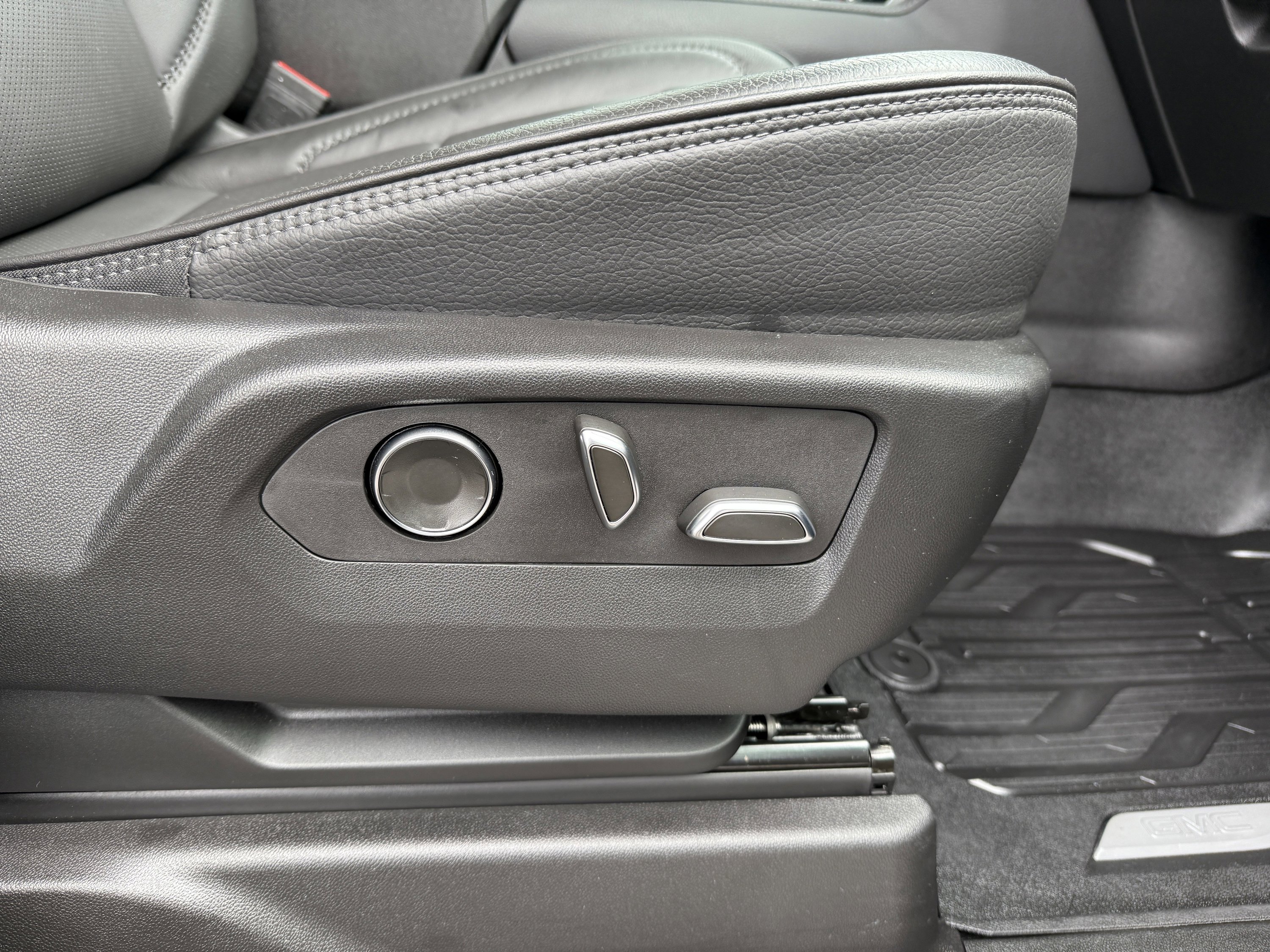 Used 2024 GMC Yukon XL Denali w/ Advanced Technology Package image 32