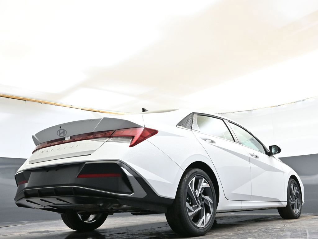 Certified 2025 Hyundai Elantra SEL image 32