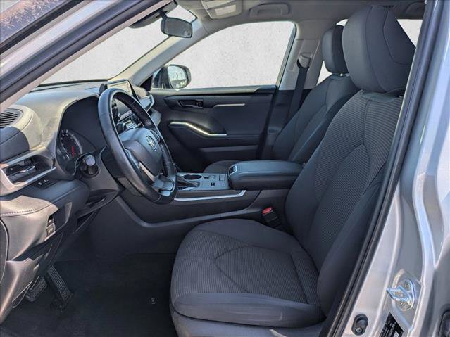 Used 2022 Toyota Highlander LE FWD image 15