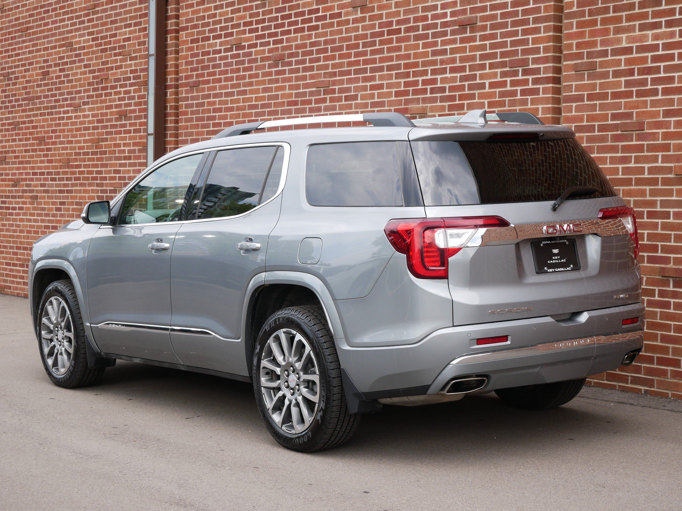 Used 2023 GMC Acadia Denali w/ Denali Ultimate Package AWD/4WD image 3