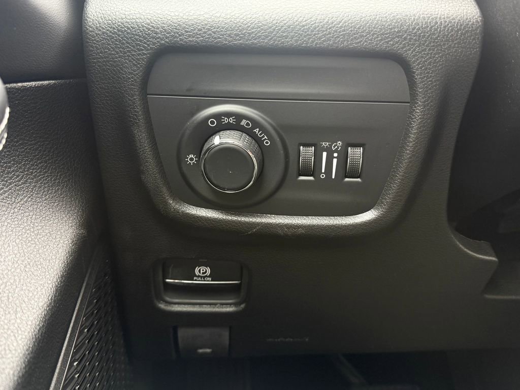 New 2025 Jeep Grand Cherokee Laredo image 17