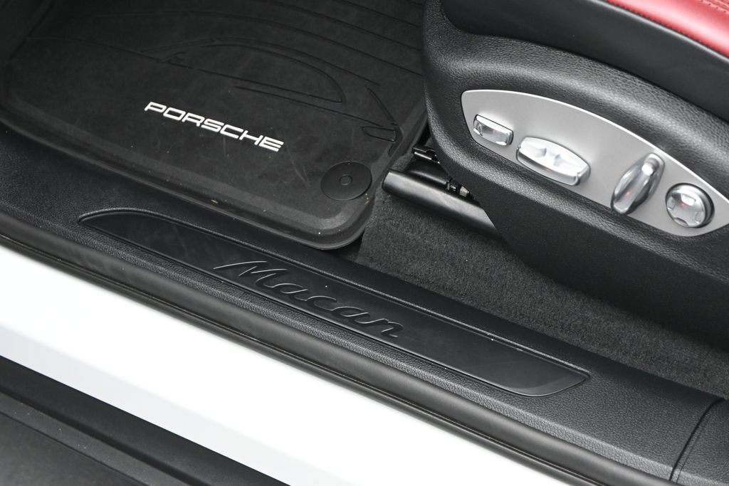 Used 2025 Porsche Macan AWD/4WD image 7