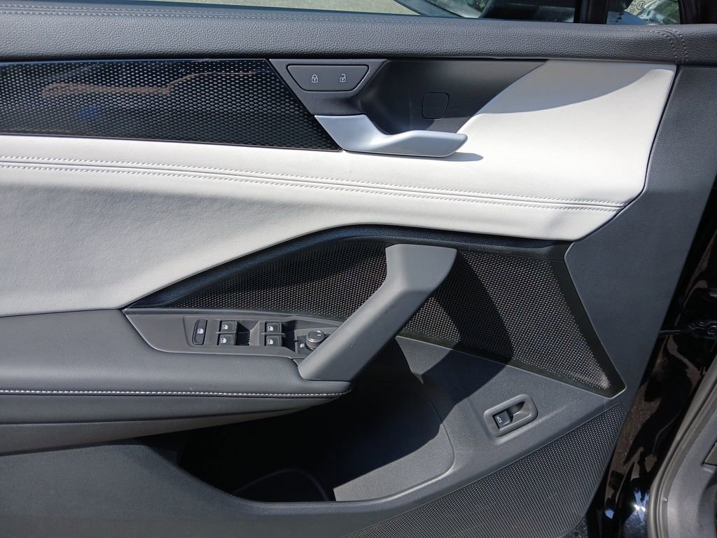 New 2025 Volkswagen Tiguan SE image 11