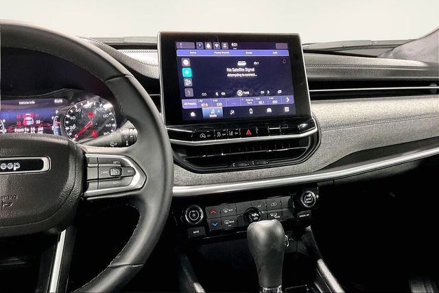 Used 2024 Jeep Compass Latitude image 10