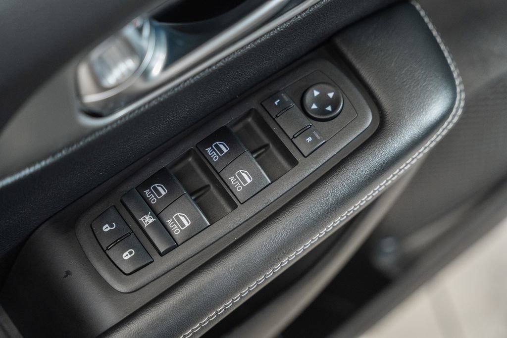 Used 2025 Chrysler Pacifica Select image 43