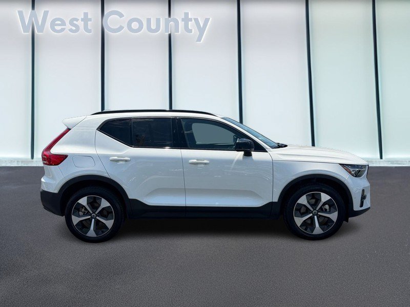 Certified 2026 Volvo XC40 B5 Plus AWD/4WD image 2
