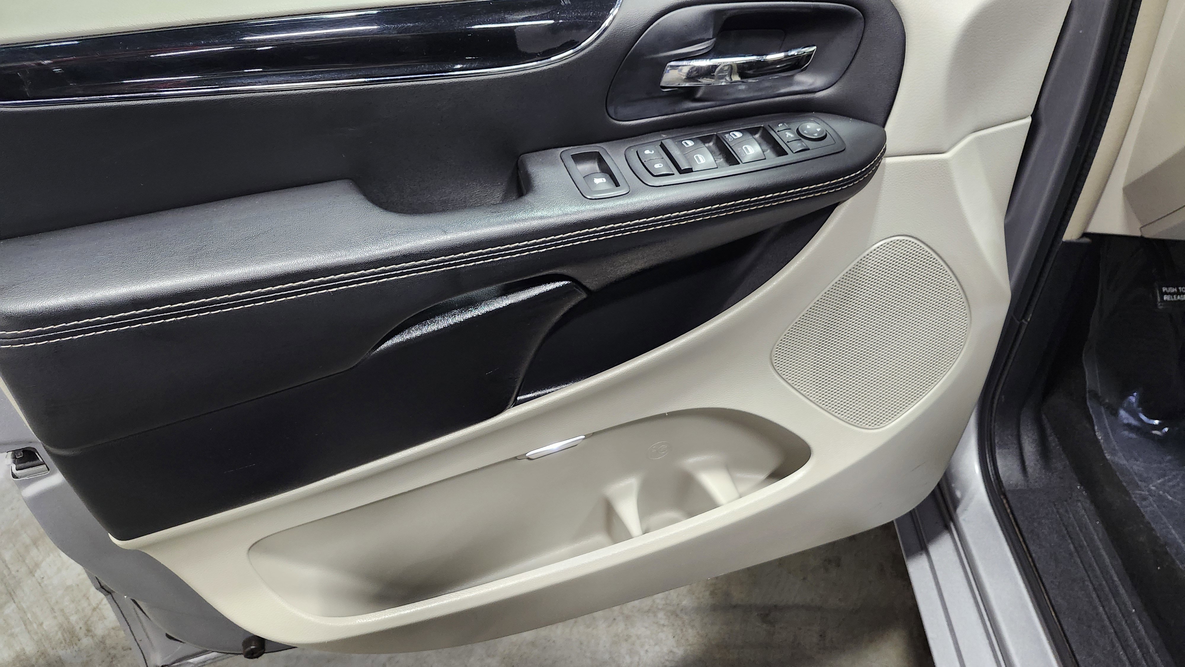 Used 2014 Chrysler Town & Country Touring-L image 26