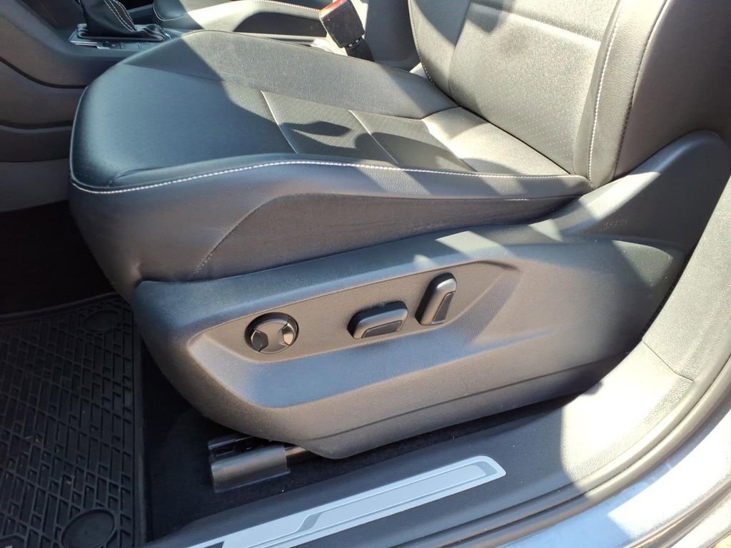 Used 2021 Volkswagen Tiguan SE R-Line image 17