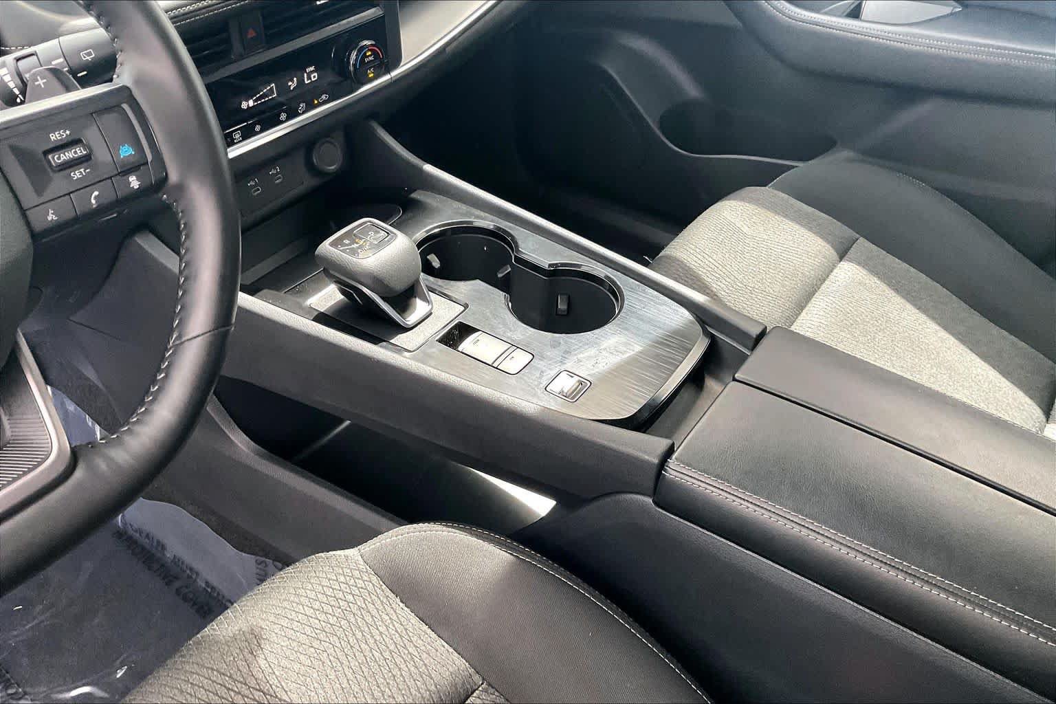 Used 2025 Nissan Rogue SV FWD image 33