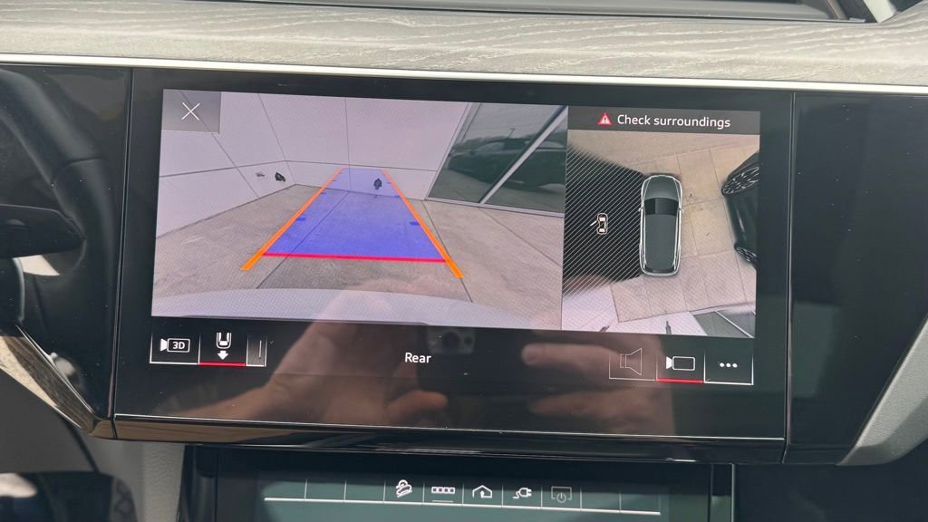 Used 2023 Audi e-tron Premium Plus image 23