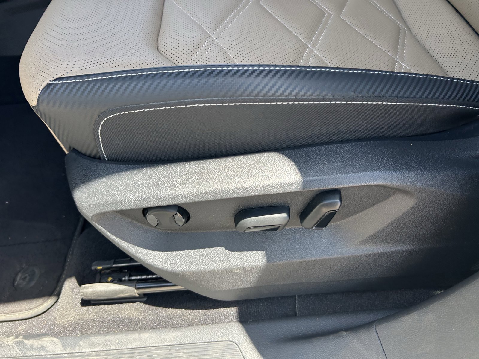 Used 2024 Volkswagen Atlas Cross Sport SE FWD image 27