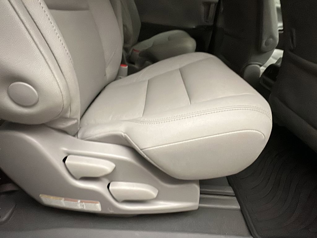 Used 2020 Toyota Sienna XLE w/ XLE Navigation Package AWD/4WD image 19