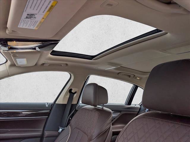 Used 2022 BMW 750i xDrive w/ Executive Package image 14