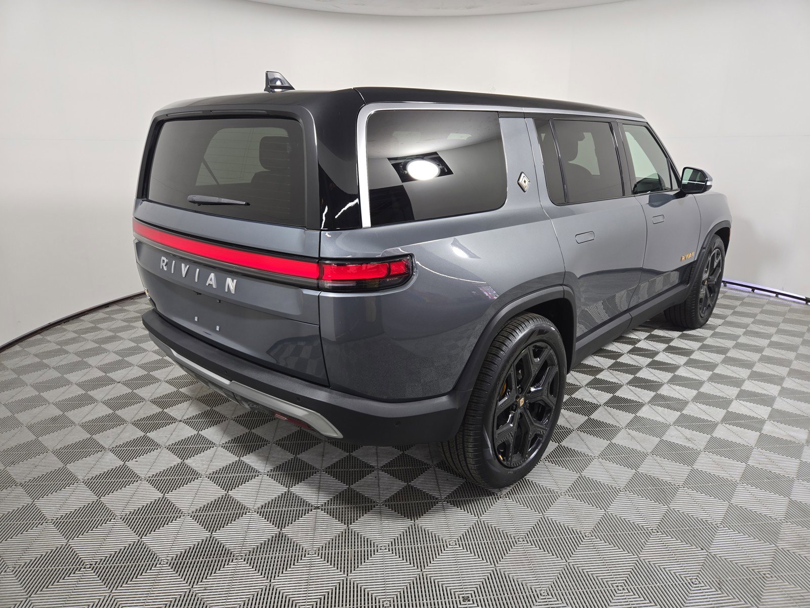 Used 2024 Rivian R1S Adventure AWD/4WD image 5