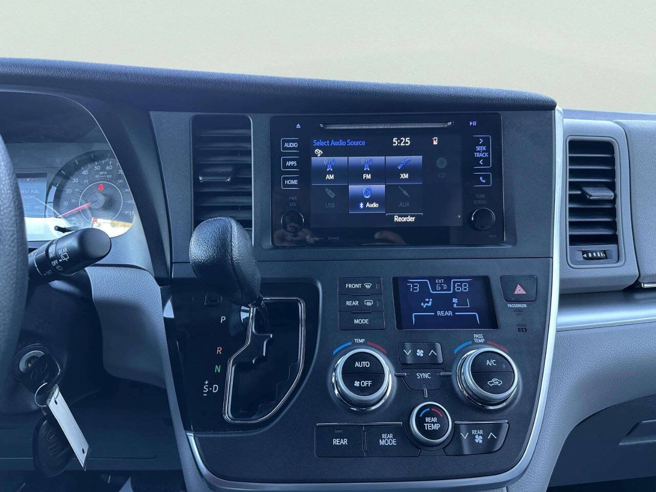 Used 2017 Toyota Sienna LE AWD/4WD image 30