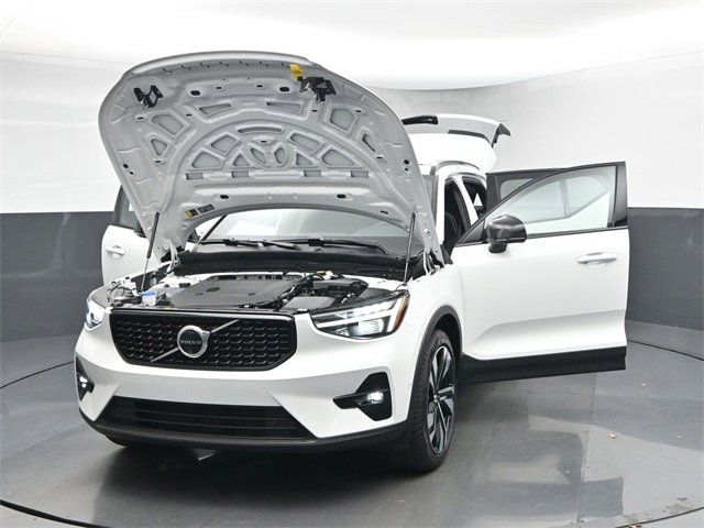 Used 2024 Volvo XC40 B5 Plus image 3