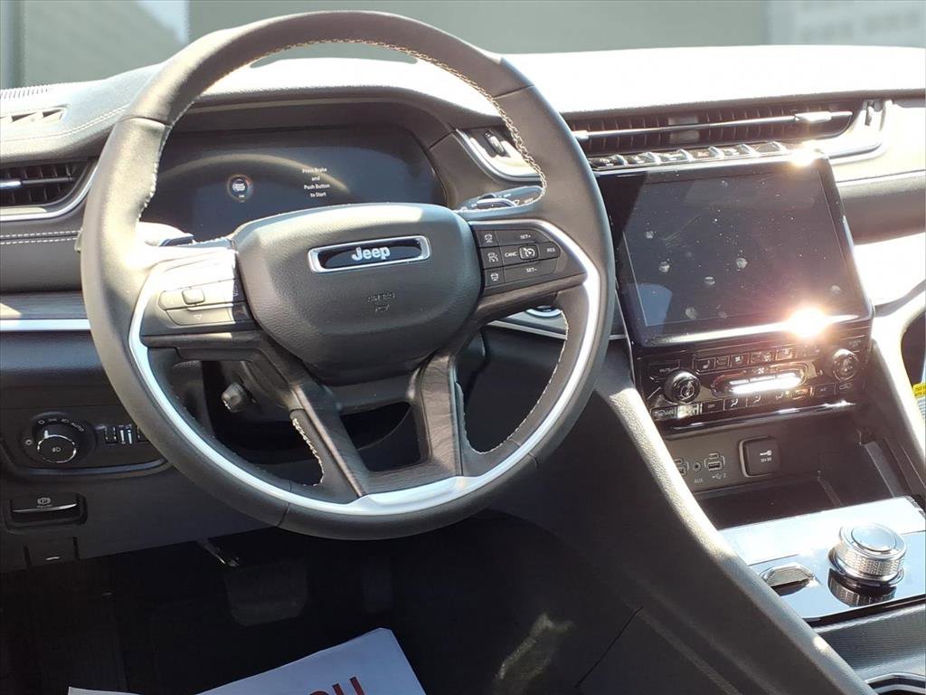 Used 2025 Jeep Grand Cherokee Limited w/ Luxury Tech Group II image 15