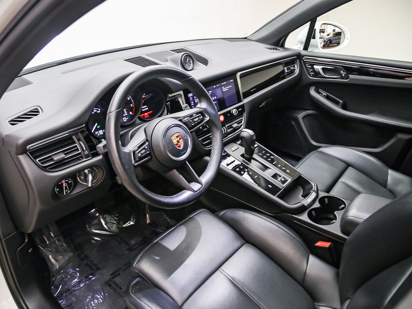 Certified 2024 Porsche Macan AWD/4WD image 9
