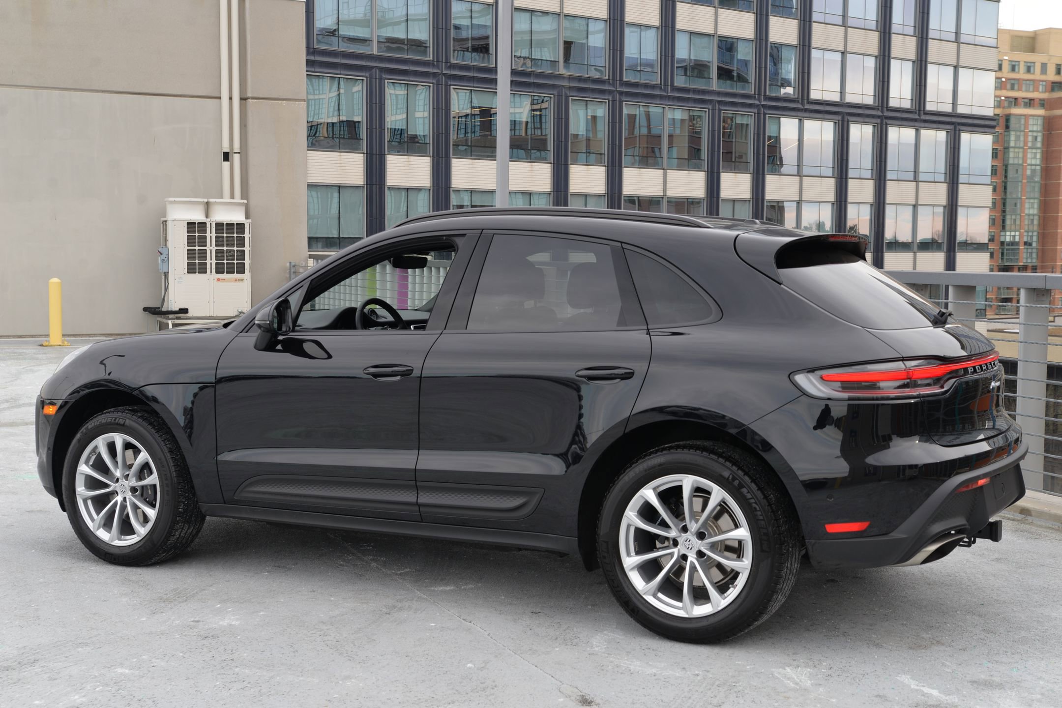 Certified 2025 Porsche Macan image 3