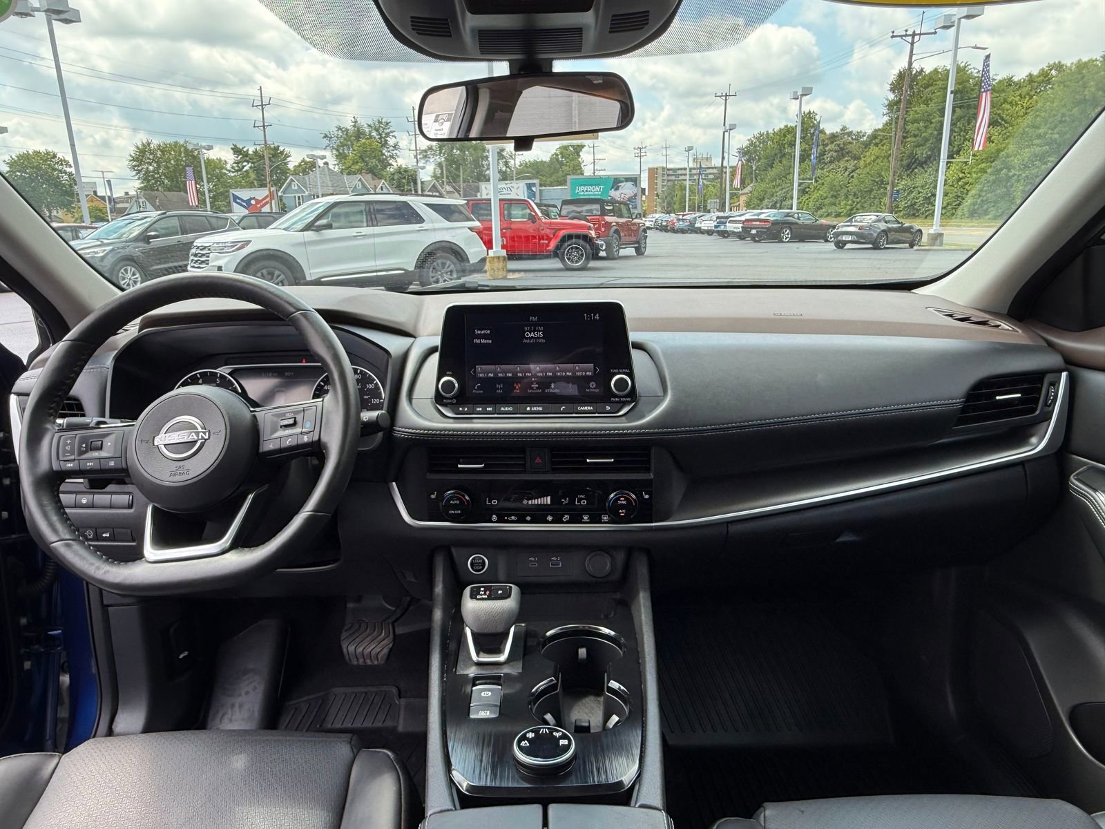 Used 2023 Nissan Rogue SV w/ SV Premium B Package image 22