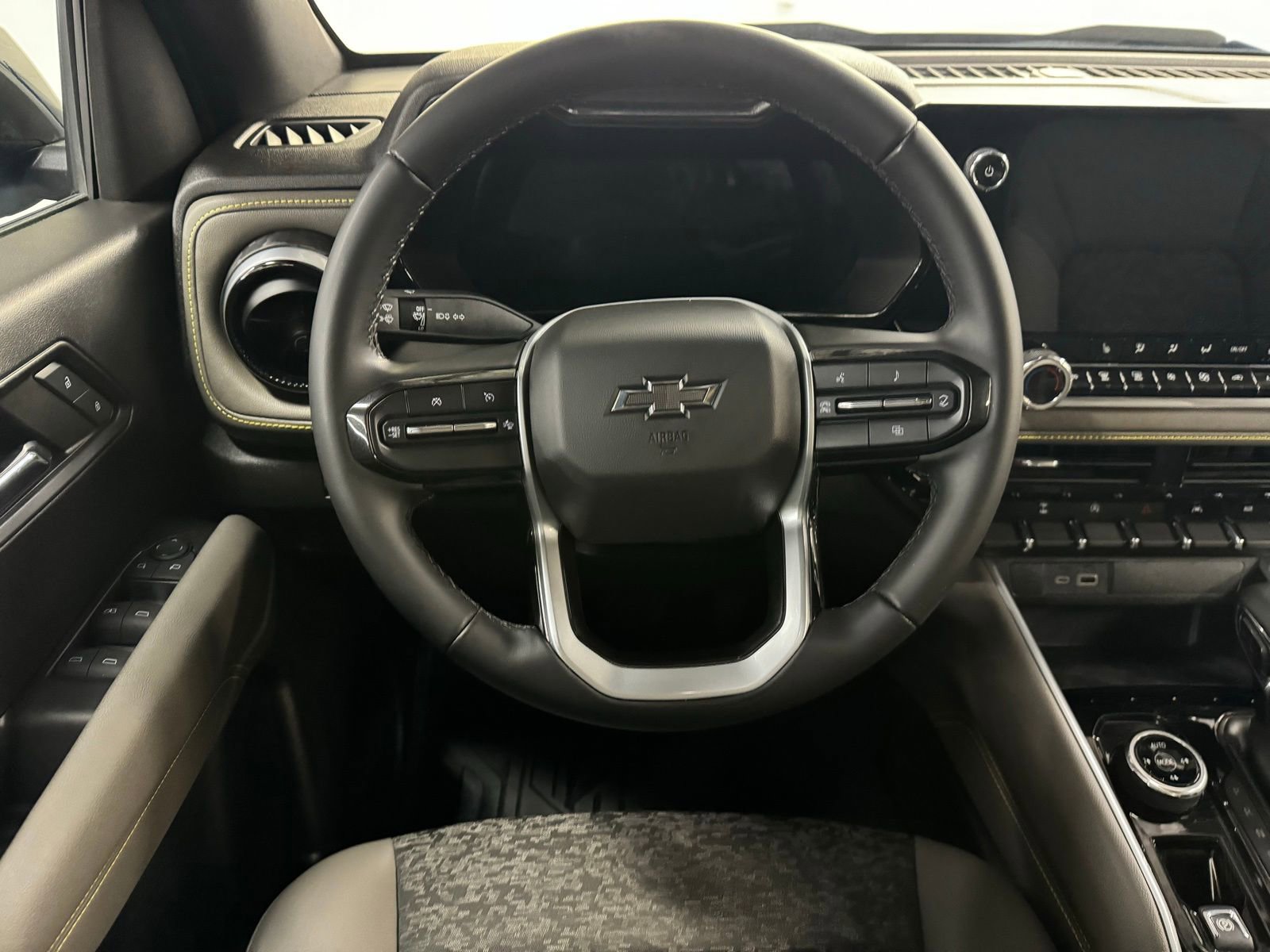 Used 2024 Chevrolet Colorado ZR2 w/ Technology Package AWD/4WD image 17