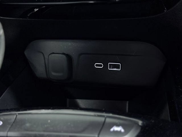 Used 2025 Chevrolet Trax LT w/ LT Convenience Package FWD image 34