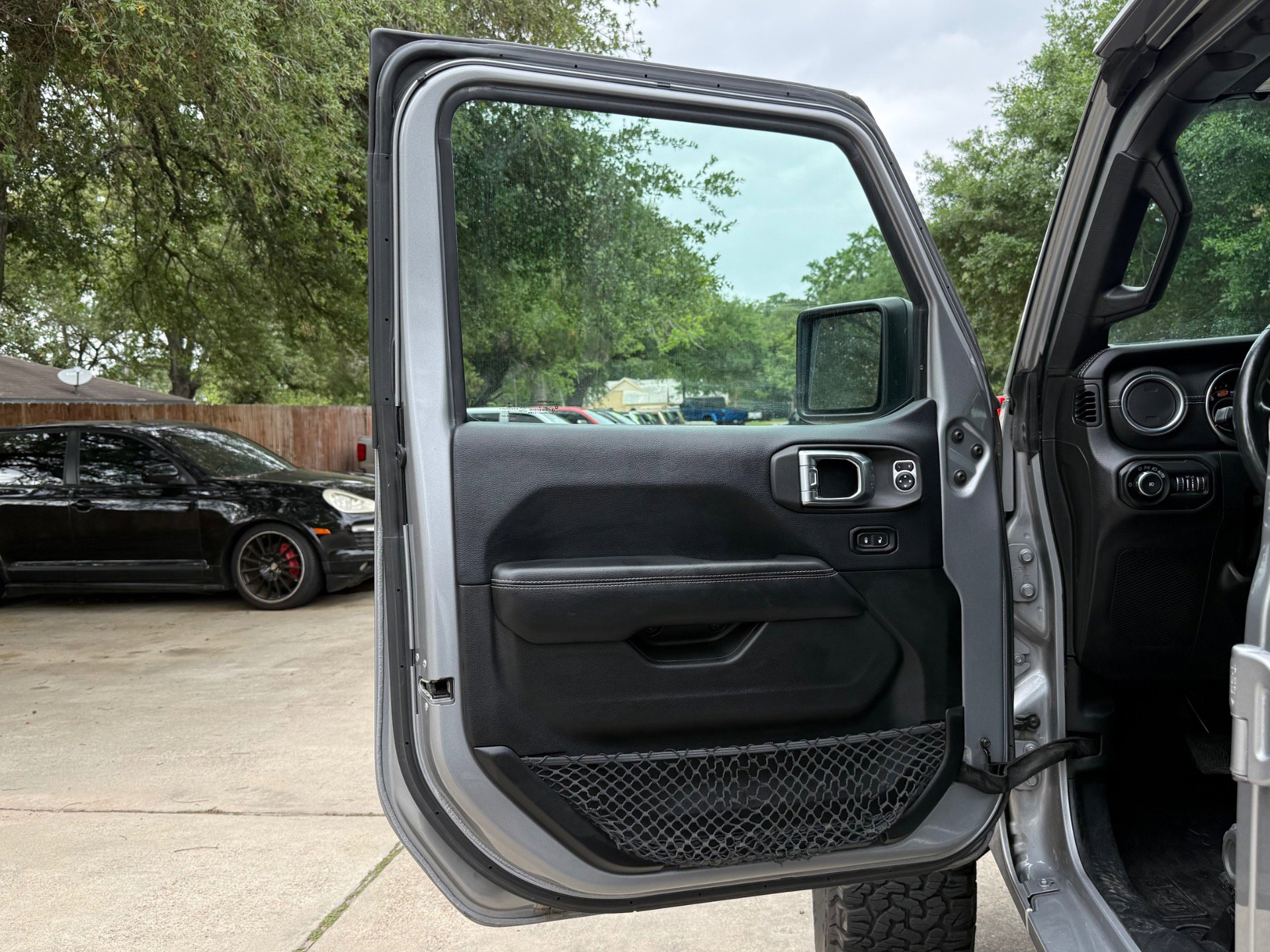 Used 2018 Jeep Wrangler Unlimited Sahara AWD/4WD image 19