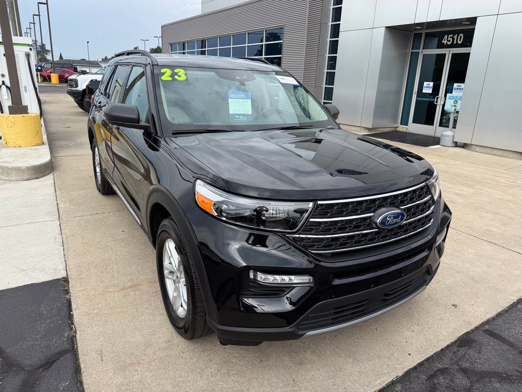 Certified 2023 Ford Explorer XLT w/ Equipment Group 202A AWD/4WD image 3