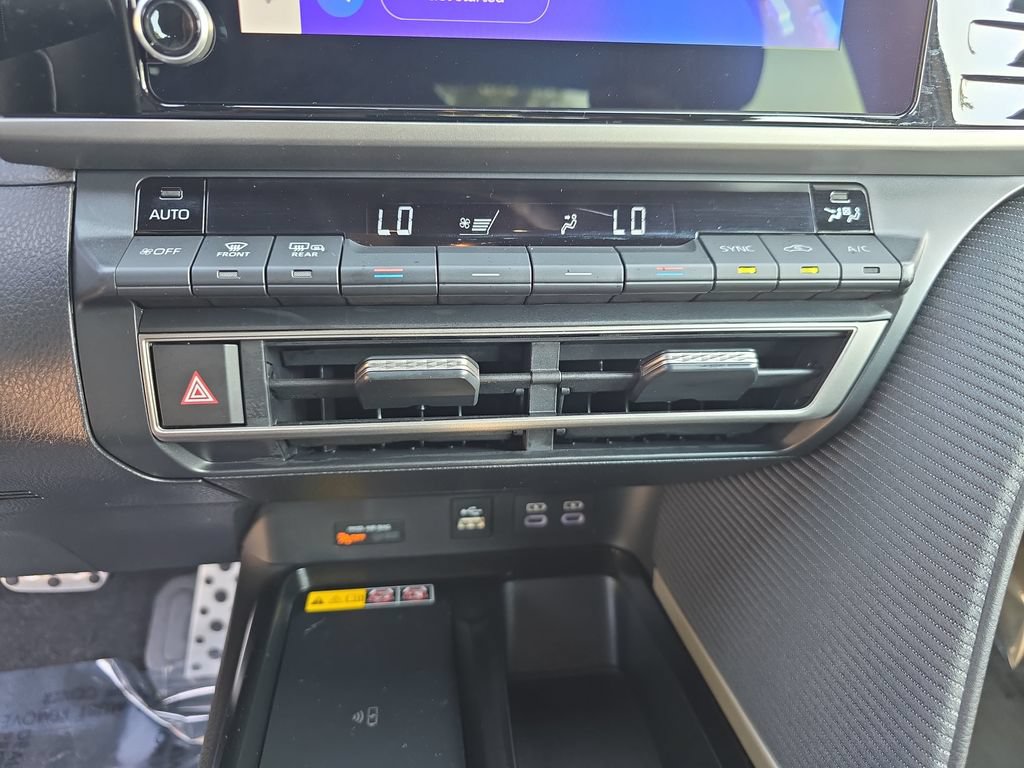 Used 2025 Toyota Camry SE w/ Convenience Package FWD image 24