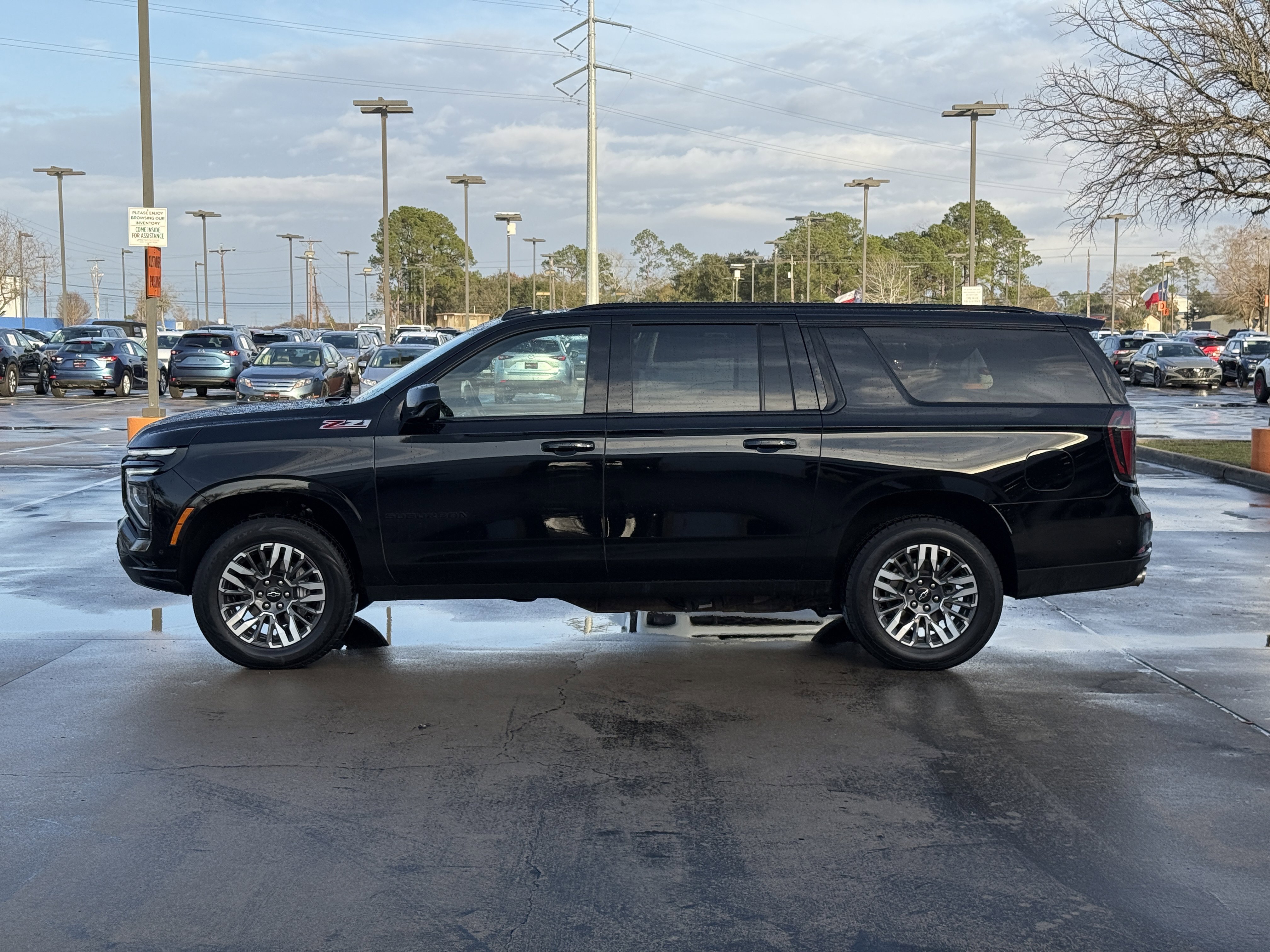 Used 2025 Chevrolet Suburban Z71 image 14