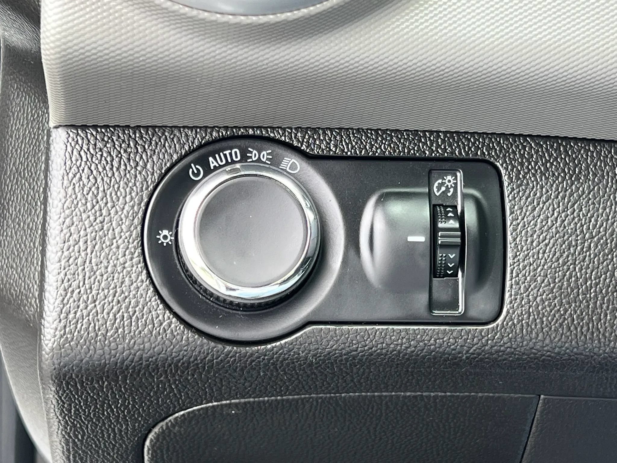 Used 2017 Chevrolet Sonic LT FWD image 30