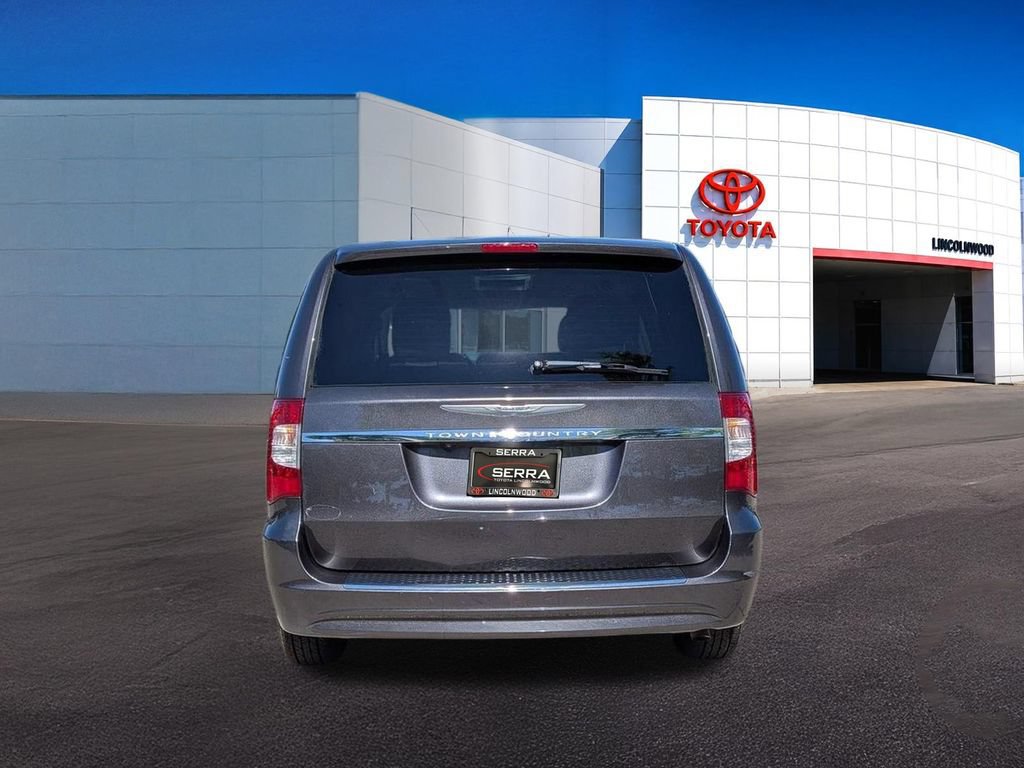 Used 2015 Chrysler Town & Country LX FWD image 12